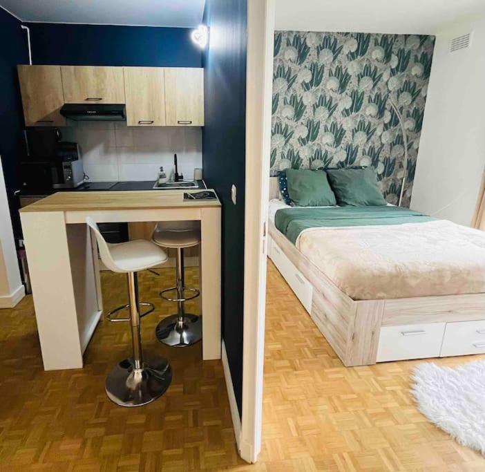 Proche Chateau De Versailles Avec Balcon Vu Sur Une Foret Et Parking Gratuit Pour 5 Personnes Maximum Exteriör bild
